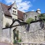 La Réole : Le manoir du Prince Noir, appelé également logis du Parlement, rue de Menuts, est un hôtel Renaissance qui date du début du XVIe siècle. N'ayant toutefois jamais hébergé le Prince Noir, Édouard de Woodstock, prince anglais d'Aquitaine, fils aîn